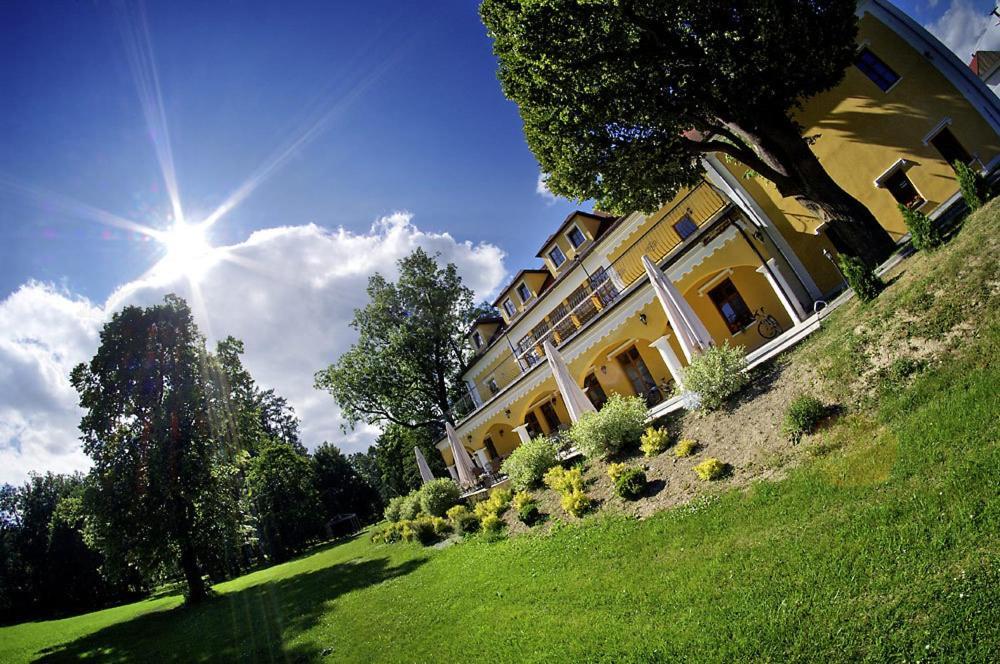 Kastiel Lucivna Hotel Exterior photo