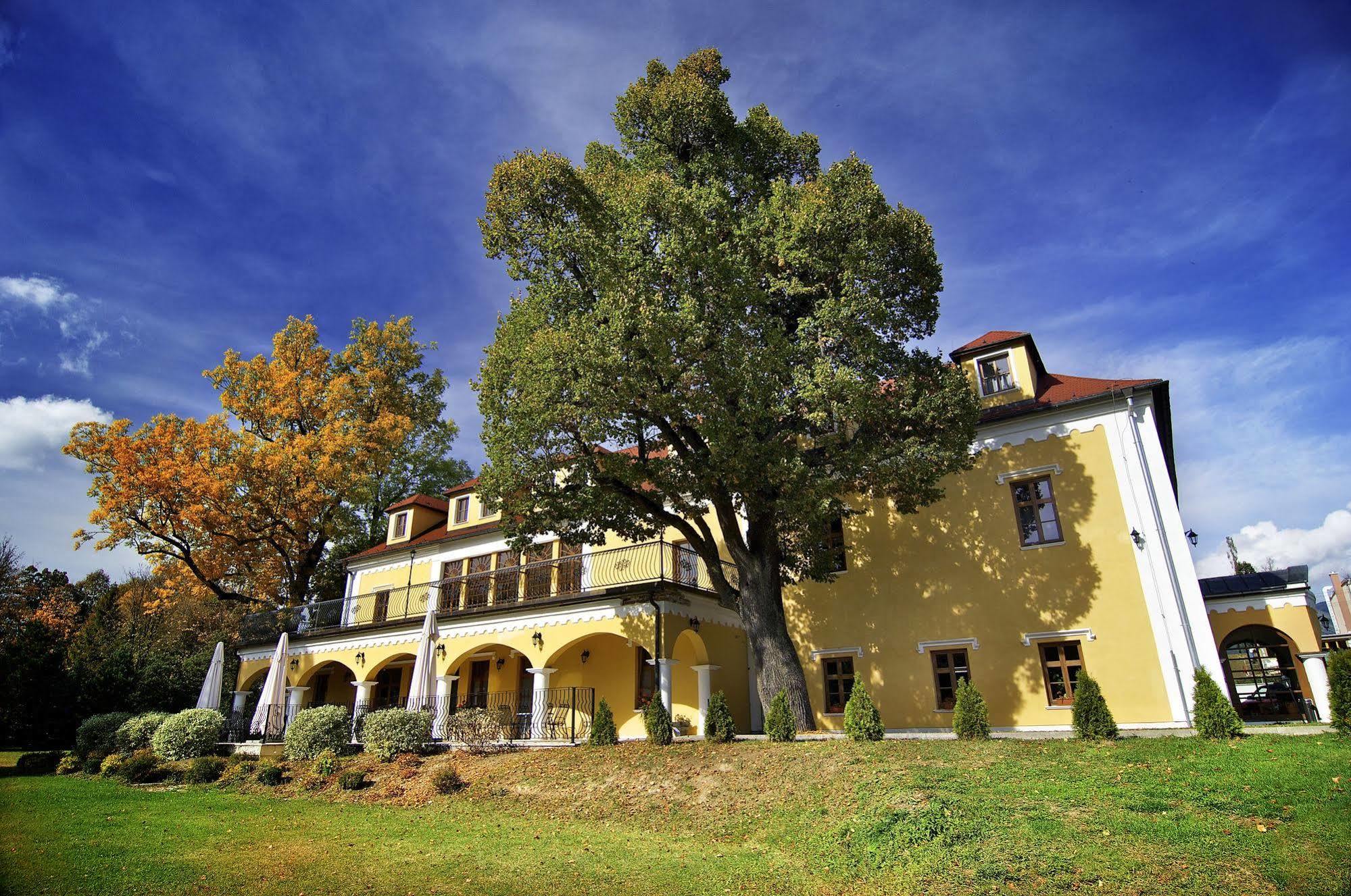 Kastiel Lucivna Hotel Exterior photo