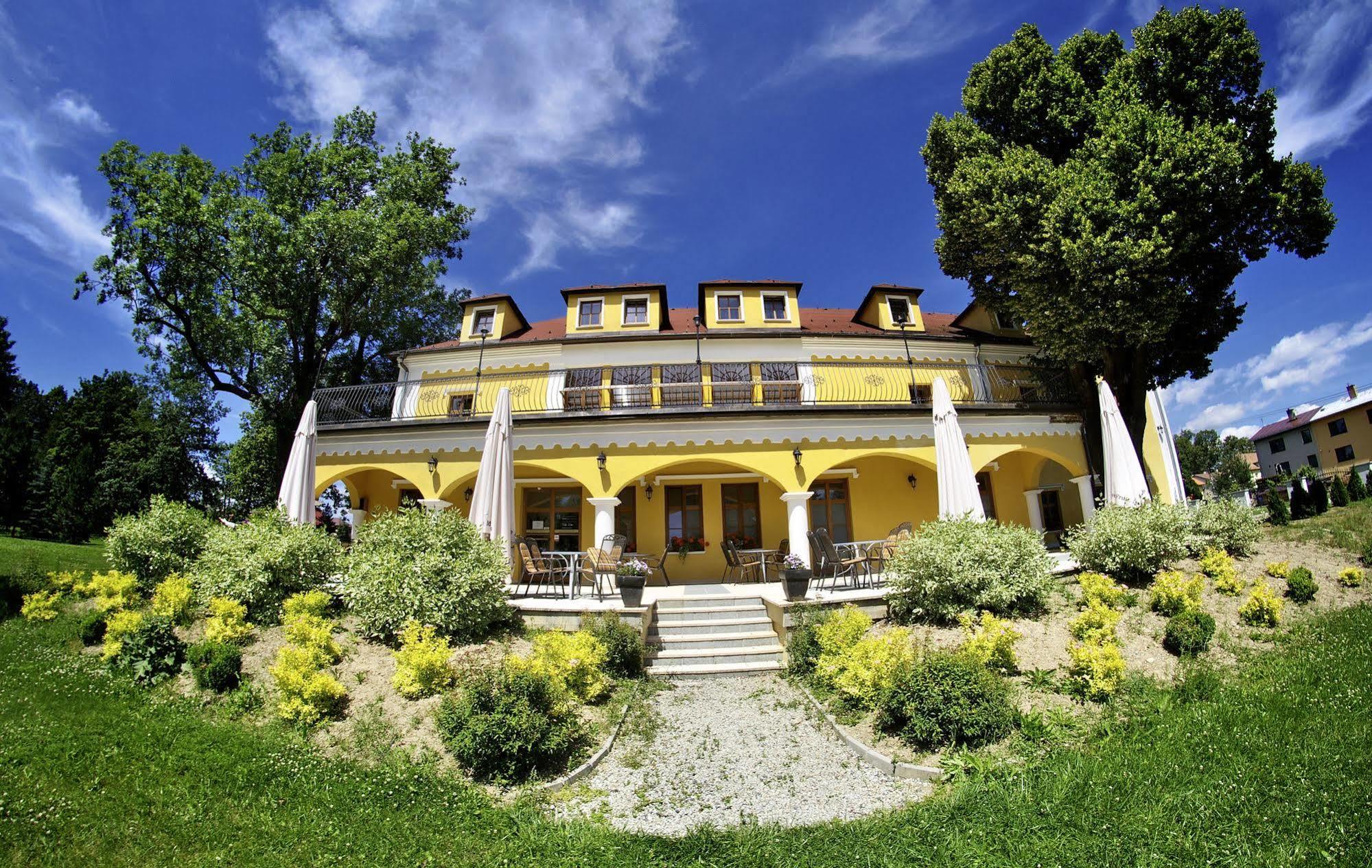 Kastiel Lucivna Hotel Exterior photo