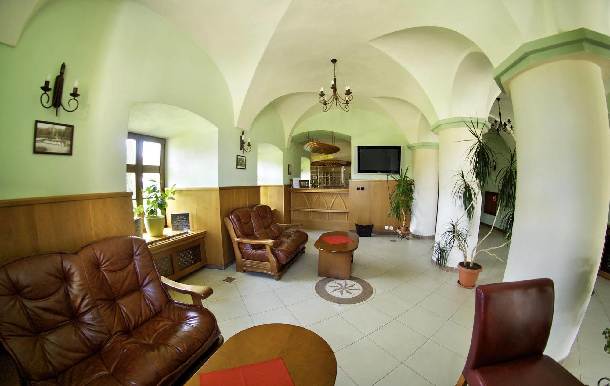 Kastiel Lucivna Hotel Exterior photo